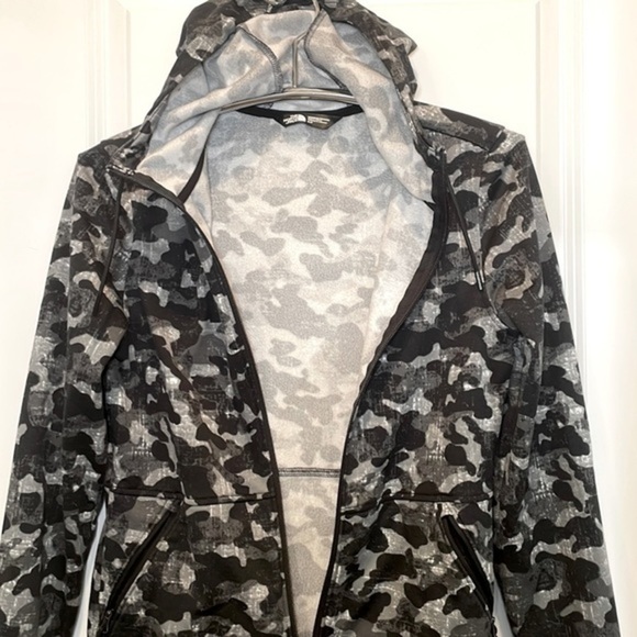 THE NORTH FACE | Women’s THE NORTH FACE Black & White Camo Zip Hoodie, Size S/P - Picture 7 of 9